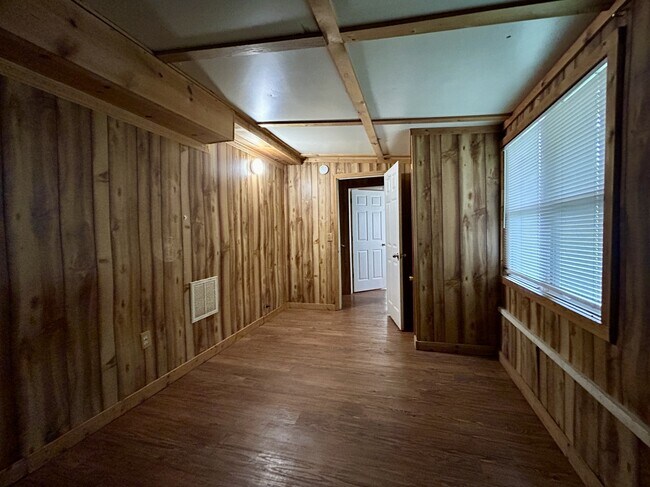 Building Photo - 408 E Poplar St