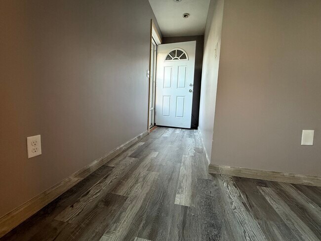 Foto del edificio - 388 Newcomb Rd