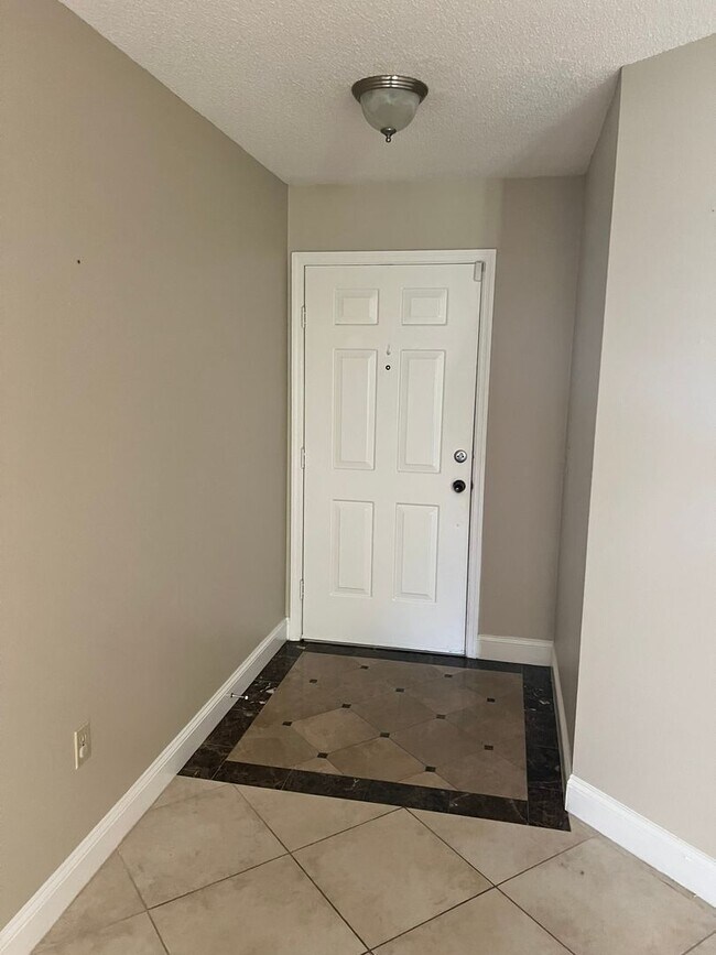 Building Photo - Beautiful 2/2 Townhouse in St Cloud!