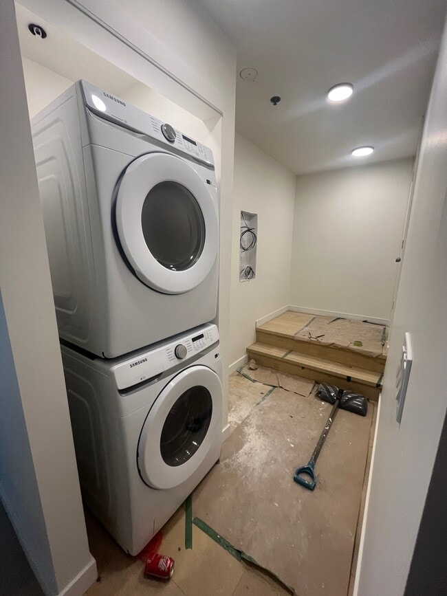 Building Photo - 238-238 Wellington Crescent