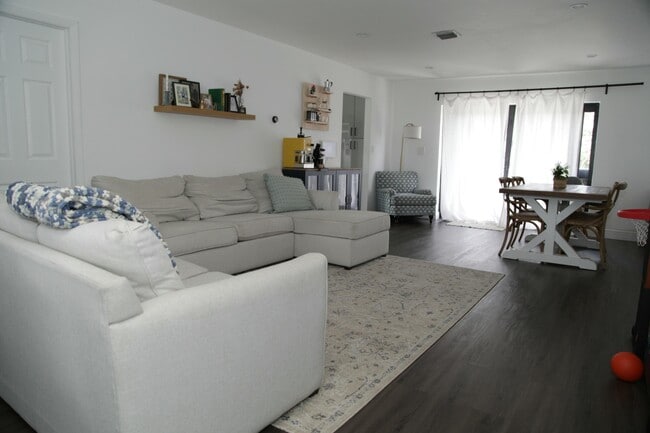 Foto del edificio - 6451 Pershing St