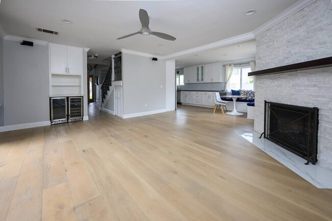 Building Photo - 2107 Dufour Ave