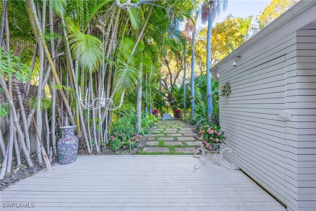 Building Photo - 295 6th St N