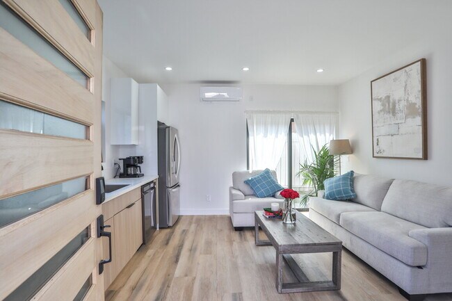 Foto del edificio - Beautiful, Fully Furnished 2BR w/ washer / dryer appliances
