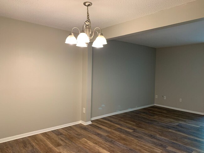 Foto del edificio - Renovated Raleigh Townhome Conveniently Lo...