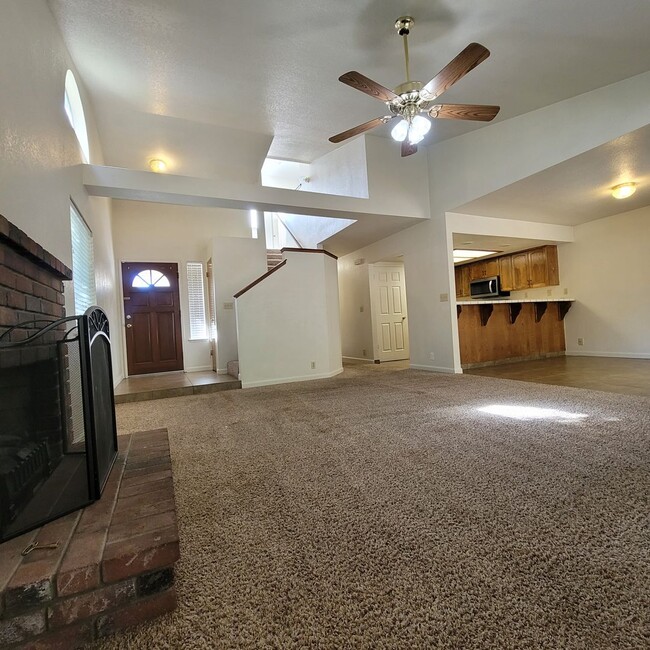 Building Photo - 3 bedroom 2.5 bath with private yard