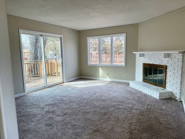 Foto del edificio - THREE BEDROOM SINGLE-FAMILY HOME WITH ACREAGE!