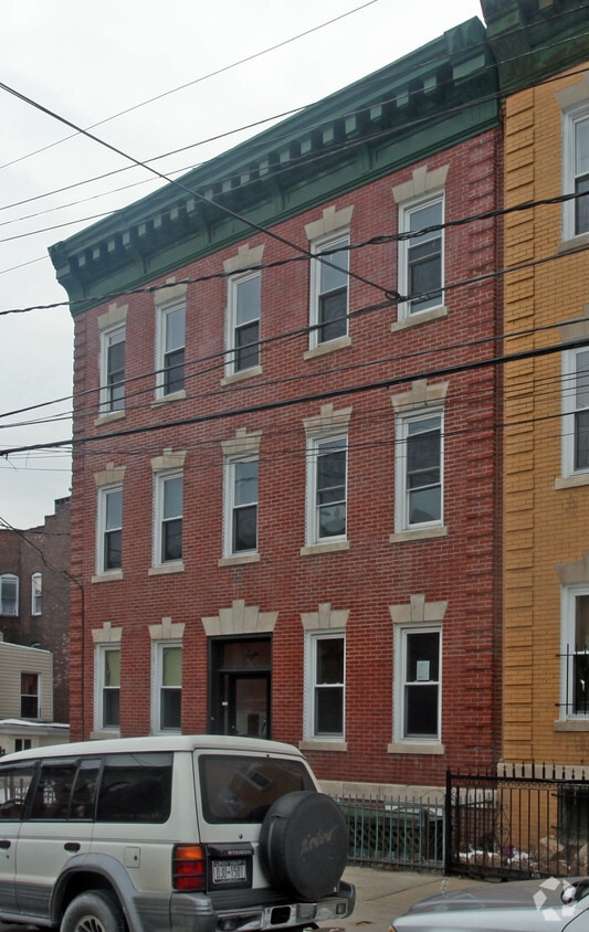 Building Photo - 8 N High St