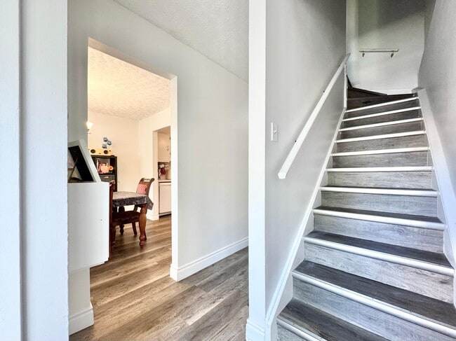 Building Photo - 185 Denistoun St