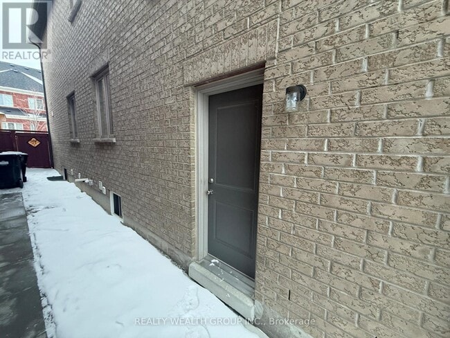 Building Photo - 14 Jaypeak Rd