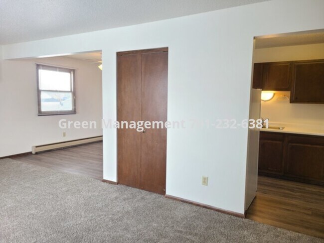 Building Photo - 2 Bedroom Heat Paid with Garage