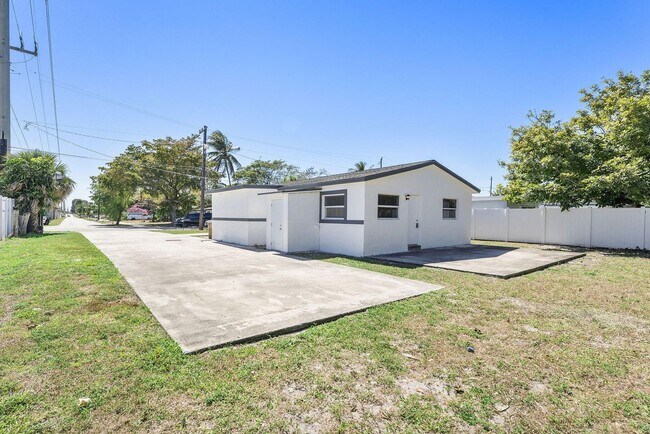 Foto del edificio - 105 NW 7th Ct