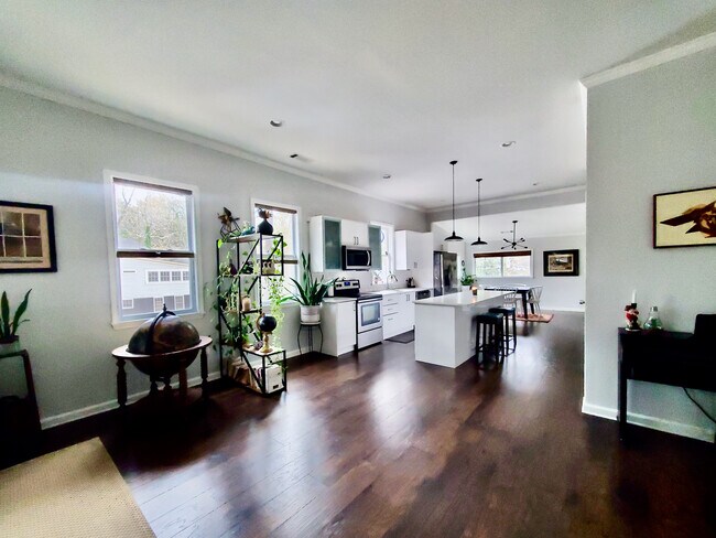 Building Photo - 802 Dill Ave SW