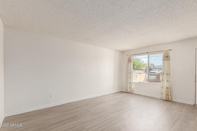 Foto del edificio - 2434 E Maryland Dr