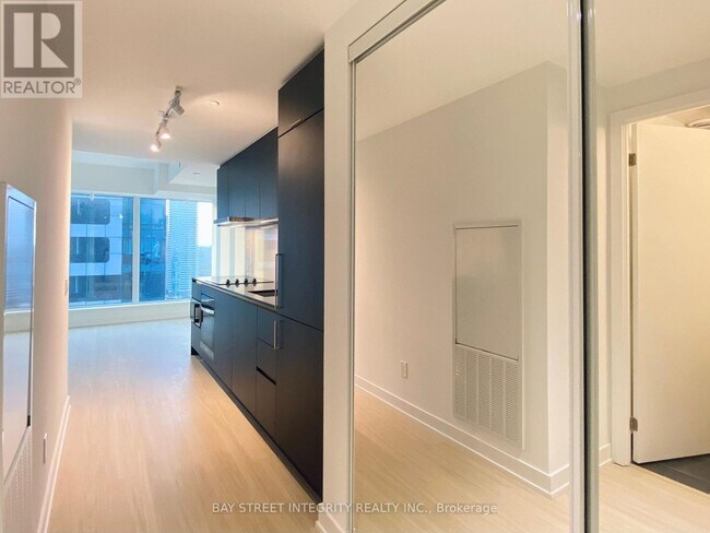 Photo du bâtiment - 8-3708 Wellesley St W