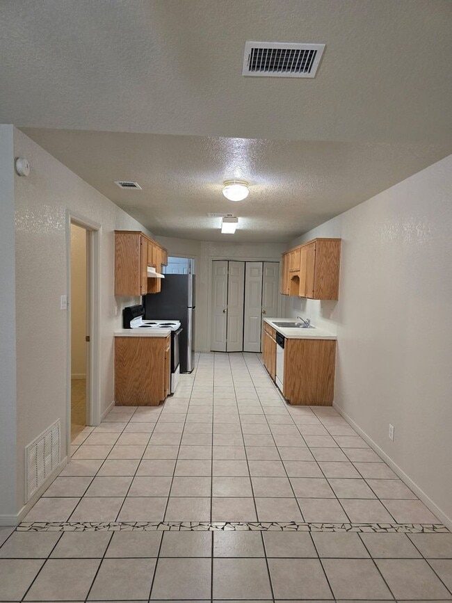 Foto del edificio - 1602 Van Zanten Dr