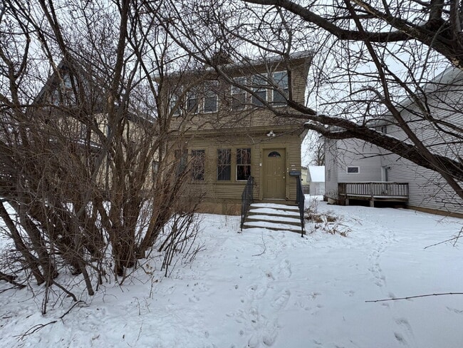 Building Photo - Upper level 3-Bed Duplex with Hardwood Elegance & 2 Baths in North Minneapolis!