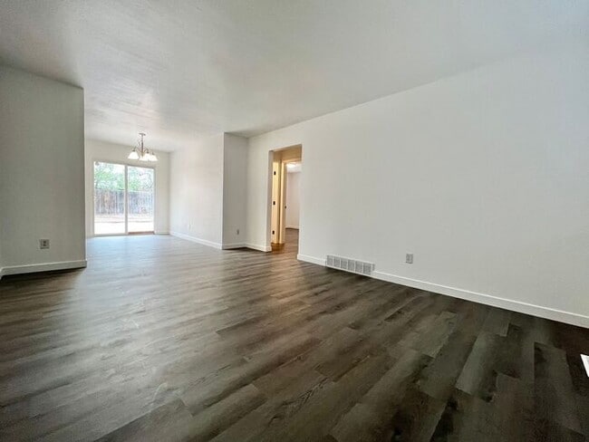 Building Photo - Newly Renovated 2 Bed 1 Bath Duplex in Nor...