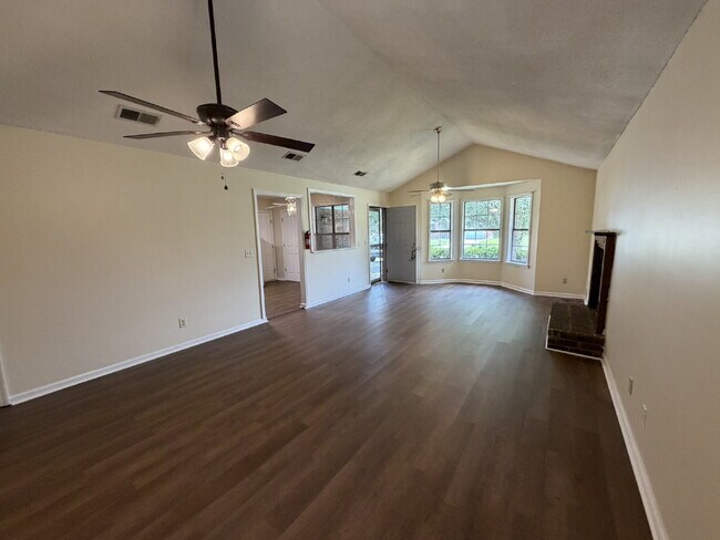 Building Photo - Home For Rent