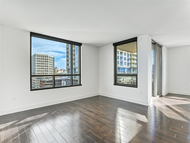 Building Photo - 300 Bowie St