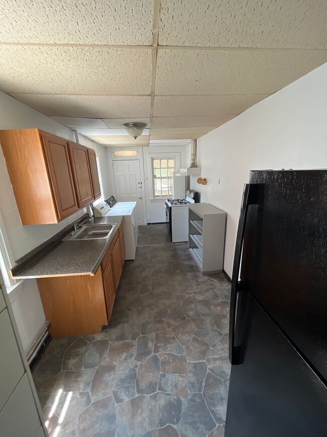 Building Photo - 2-bedroom townhouse in Northeast York. Sec...