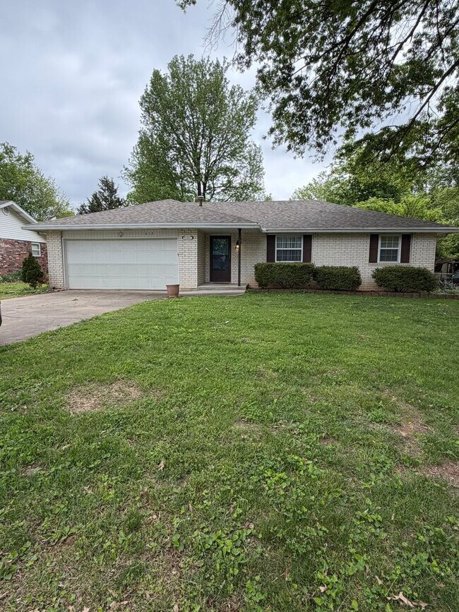 Foto del edificio - 3 Bedroom | 1 Bathroom | 2 Car Garage | Springfield MO!