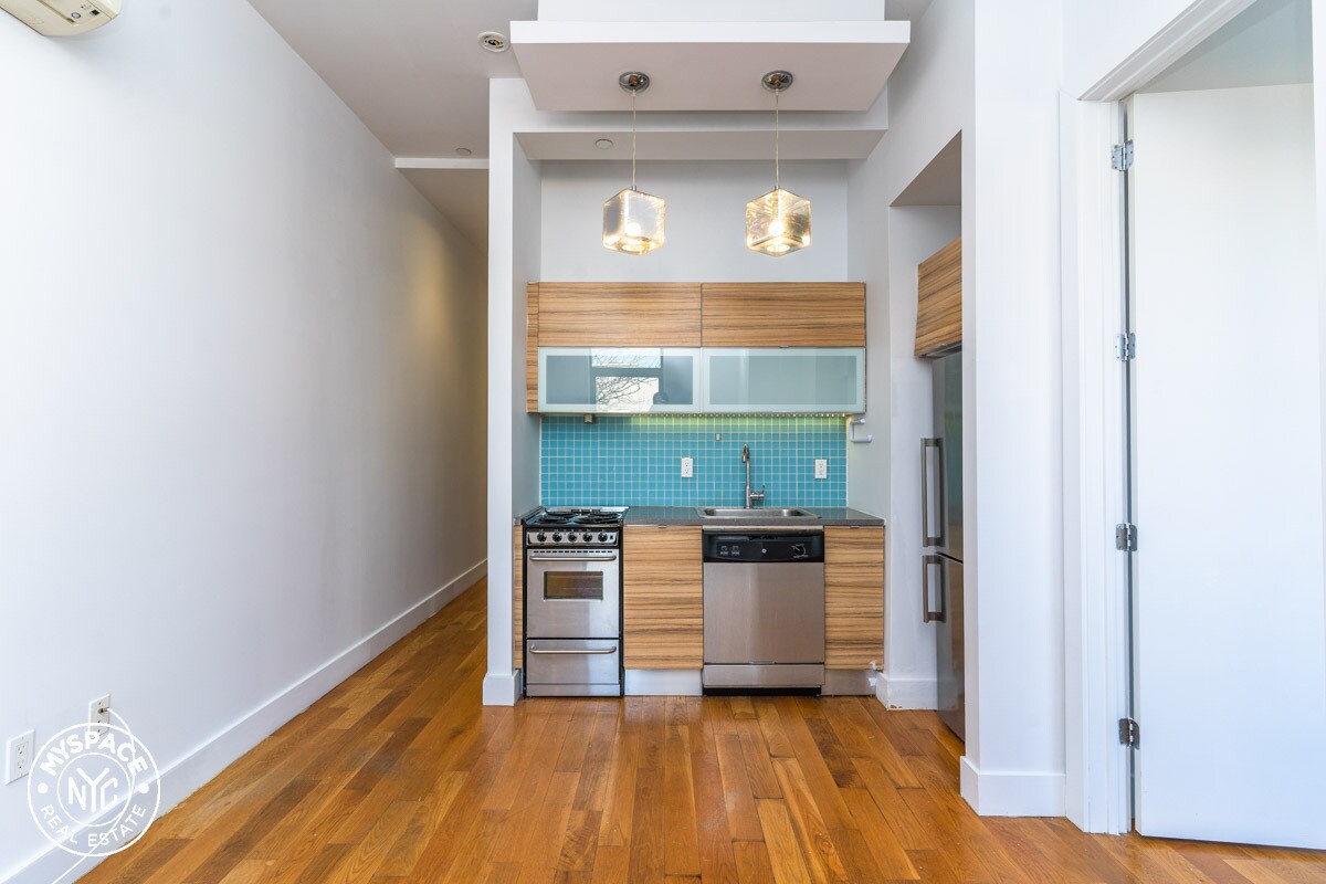 Primary Photo - 1002 Bushwick Ave