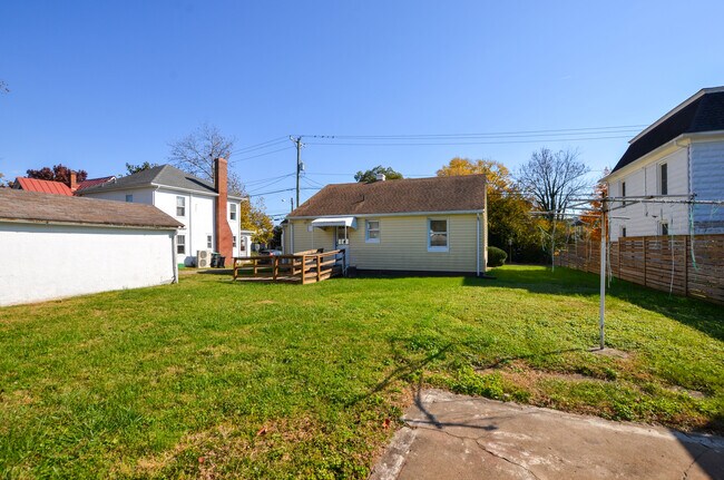 Building Photo - 1115 Avon St