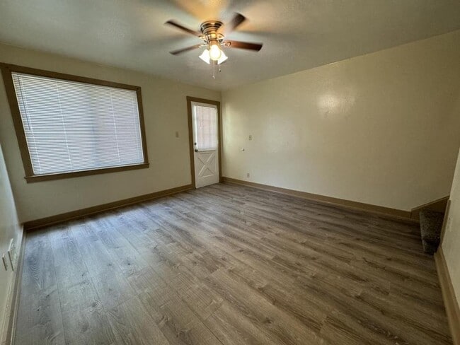 Building Photo - 271 Oak Dr