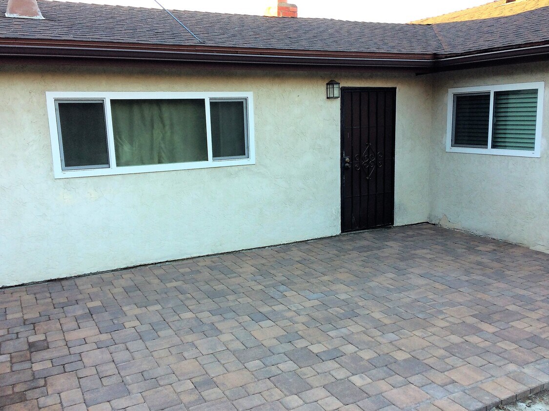 Backyard Patio - 5441 Fontaine St