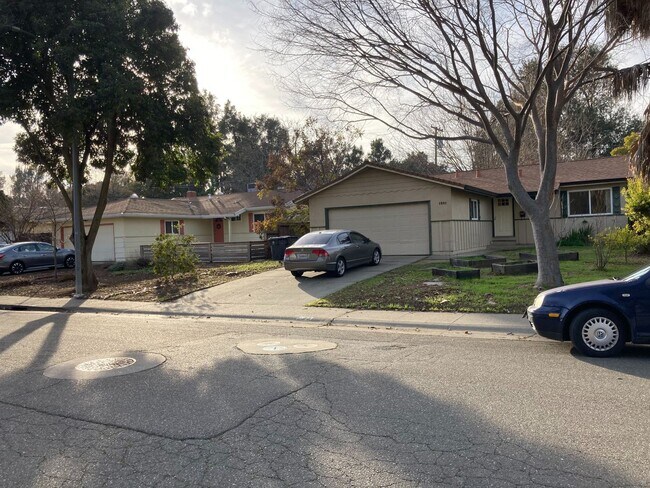 Foto del edificio - Detached Home with Fenced Yard