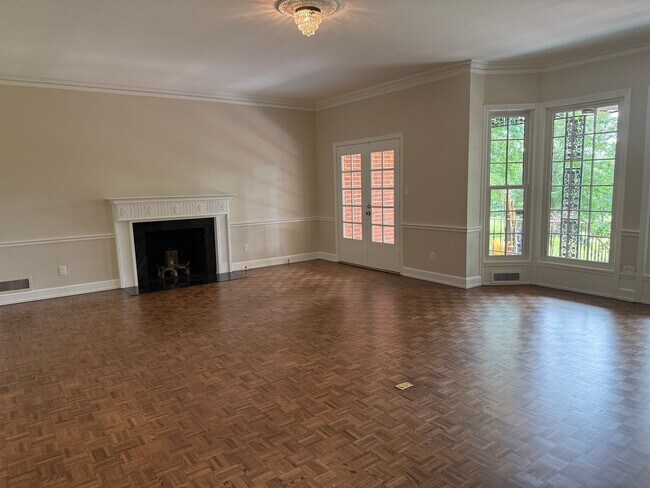 Foto del edificio - Fully Renovated 3 Bedroom on Biltmore Fore...