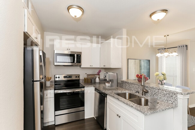 Foto del edificio - 907 Fairbanks Cir