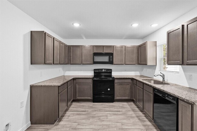 Foto del edificio - For lease in the sought-after Cedar Point community, this delightful home boasts 1,065 square fee...