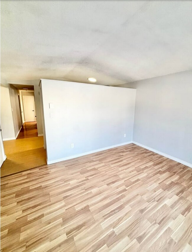 Photo du bâtiment - For Rent – Newly Renovated 2 Bedroom, 2 Ba...