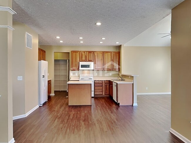 Building Photo - 285 Coyote Dr