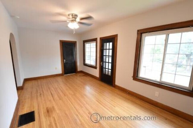Foto del edificio - 2832-2834 Indianola Avenue