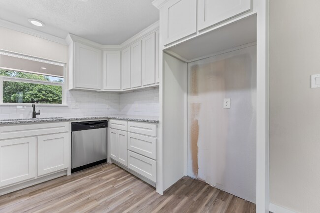 Foto del edificio - 4128 Hillcrest Dr