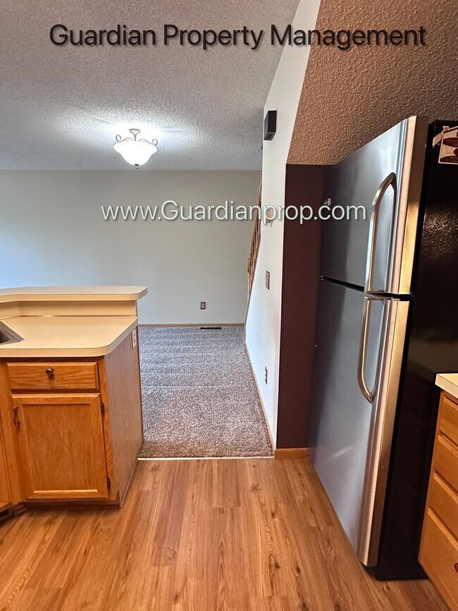 Foto del edificio - Apple Valley 2 Bedroom Town Home, Patio, Fireplace, 1 Car Garage, AC, New Carpet