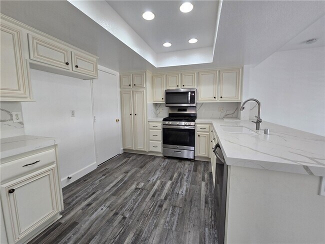 Building Photo - 613 Amber Dr