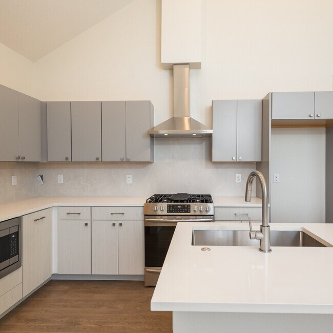 Foto del edificio - Modern 3 bed / 2.5 bed farmhouse townhome ...