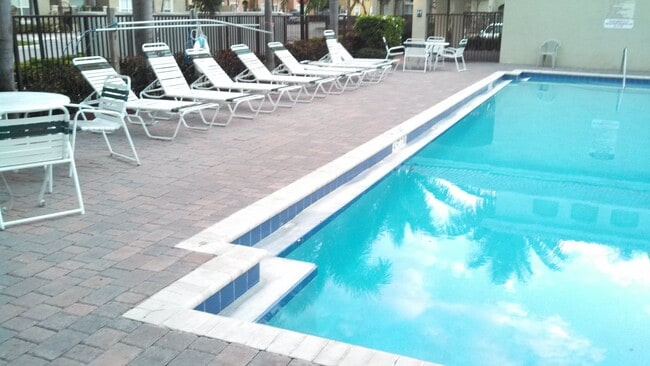 Foto del edificio - 9151 Lime Bay Blvd