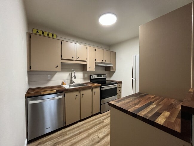 Building Photo - Newly Renovated 1Bd + 1Ba Condo in West Haven-Sylvan! No Stairs, Direct Access, Parking + Pool, S...