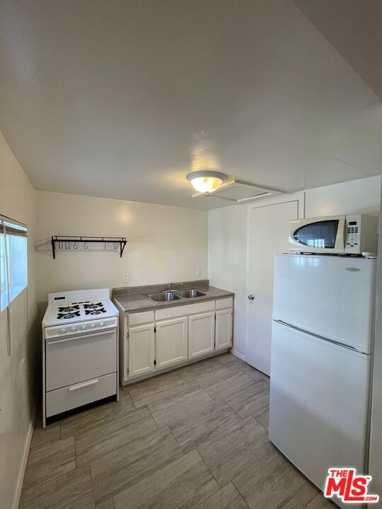 Primary Photo - 3423 Walton Ave