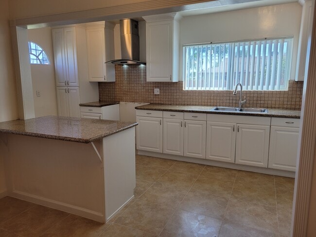 Foto del edificio - 7315 Wilcox Ave