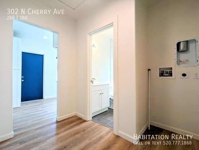 Building Photo - Gorgeous 2 bed/1 bath University Newly Ren...