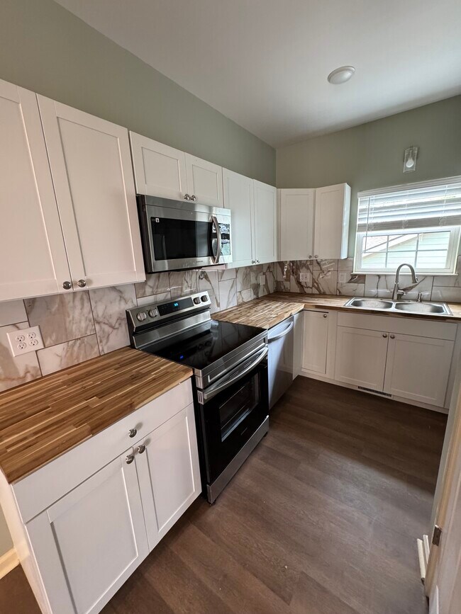 Building Photo - 260 Cedar St