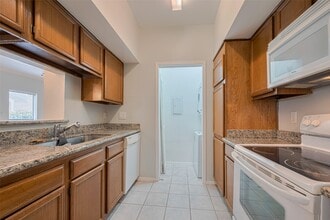 Building Photo - 2025 Augusta Dr Building Photo - 2025 Augusta Dr