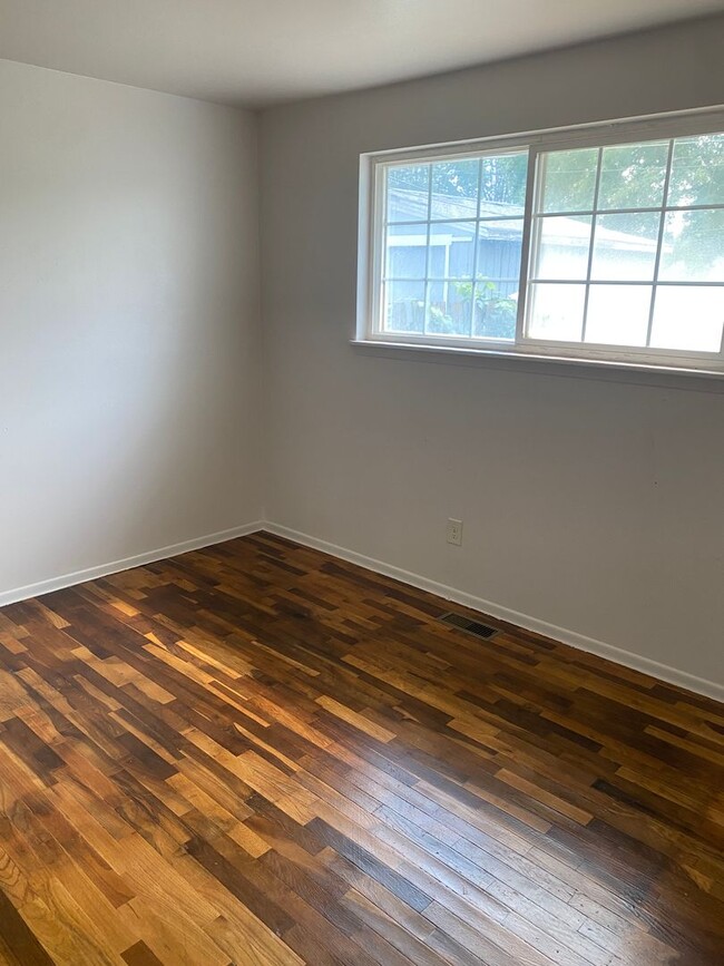 Building Photo - Recently Updated Home Near High School