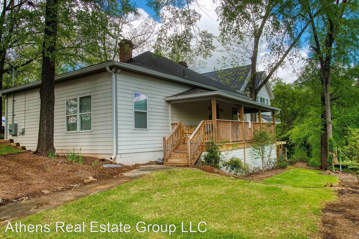 Primary Photo - 4 br, 2 bath House - 290 South Rocksprings...